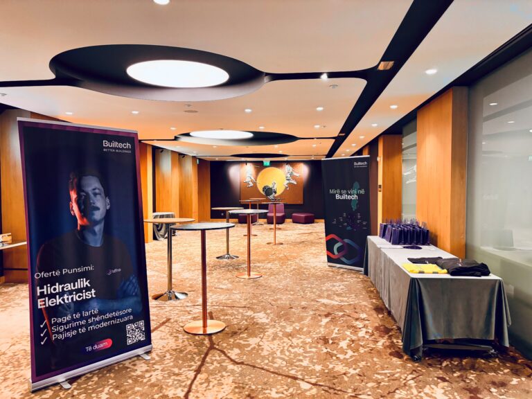 Ein mit Stehtischen und Roll Ups ausgestatteter Konferenzraum.